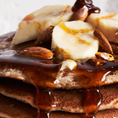 pancakes with syrup and bananas