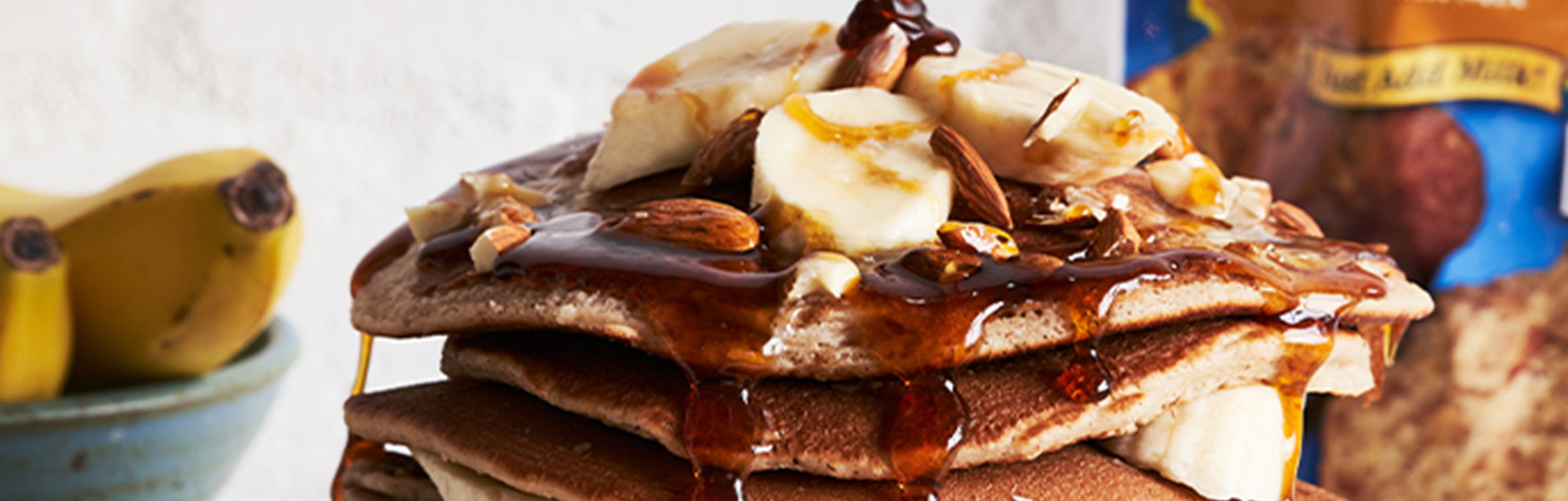 pancakes with syrup and bananas