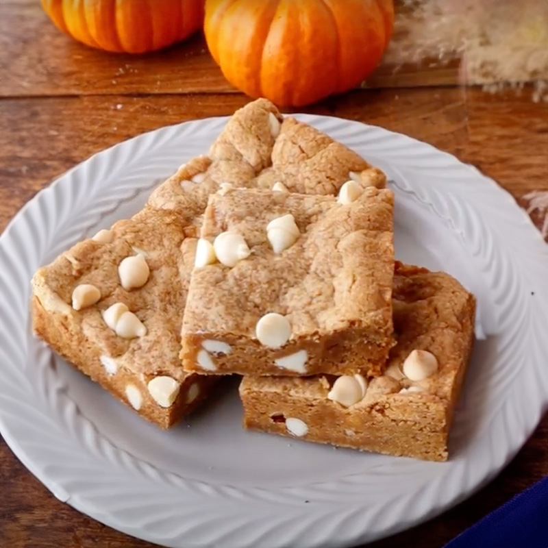 White Chocolate Pumpkin Spice Blondies